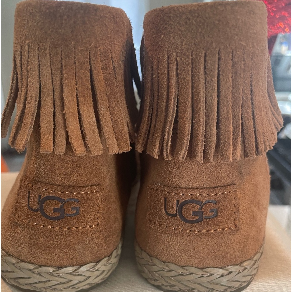 ✨✨🔥UGGS size 7 Brown Suede Fringe Moccasins 🚨✨✨